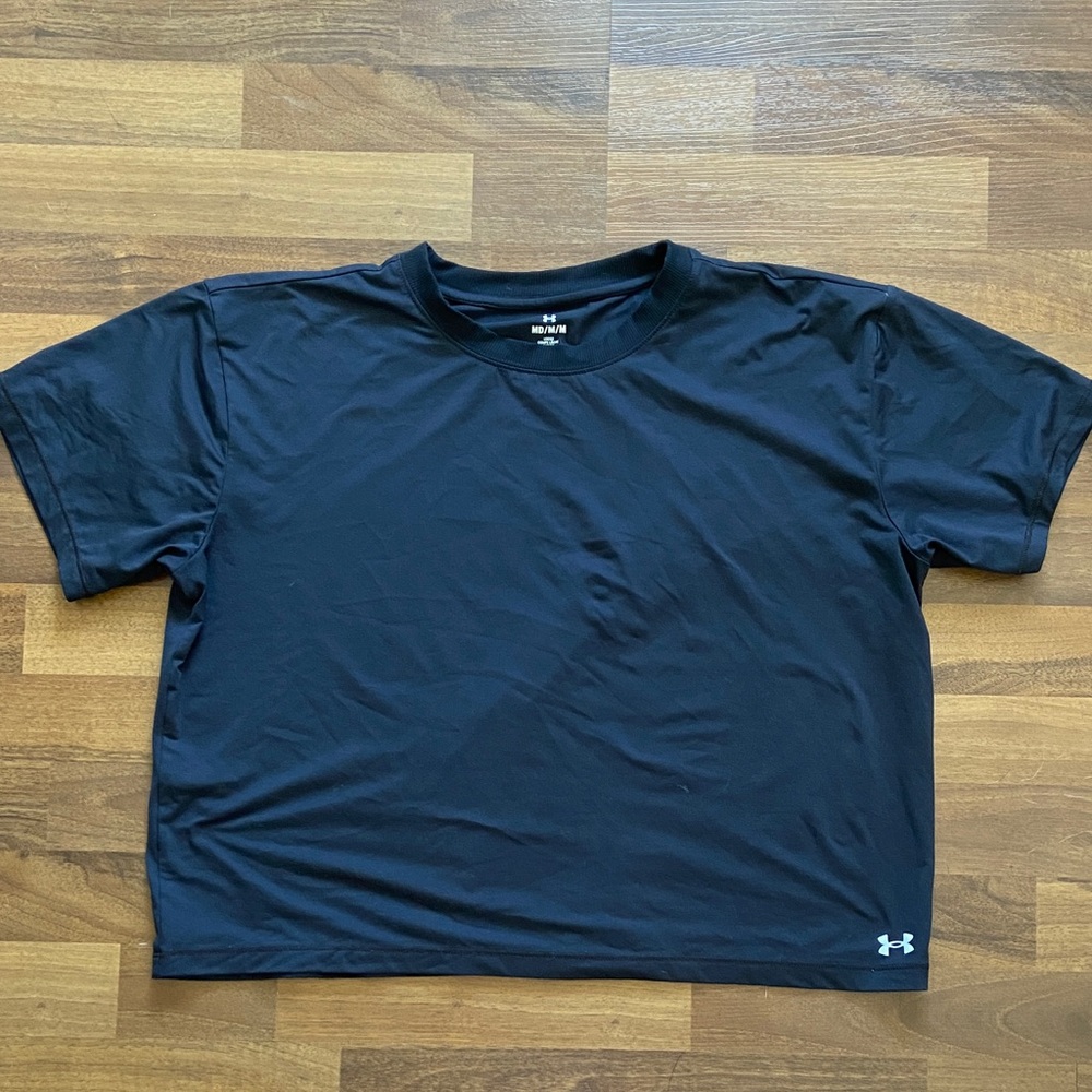 Under Armour Women’s cropped
Athletic top